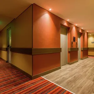 4* Hotel Hampton By Hilton Airport